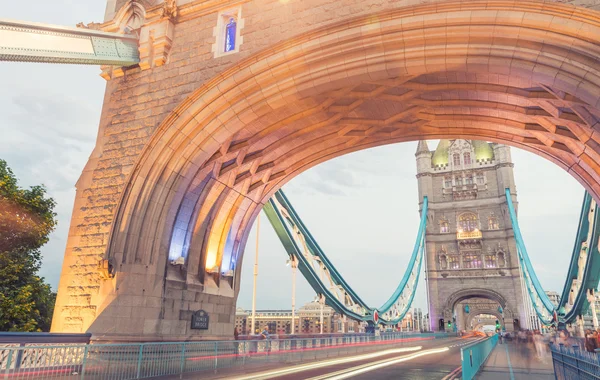 Tower Bridge i skymningen, London — Stockfoto