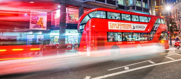 Natt trafikerar i london — Stockfoto