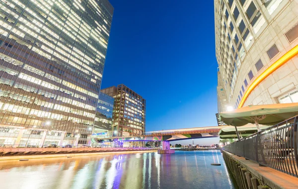 Edifici cittadini riflessione in acqua di notte — Foto Stock