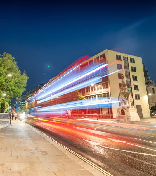 Senderos ligeros de autobús de dos pisos en las calles de Londres —  Fotos de Stock