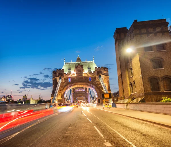 到了晚上，伦敦-英国的照明的塔桥。 — 图库照片