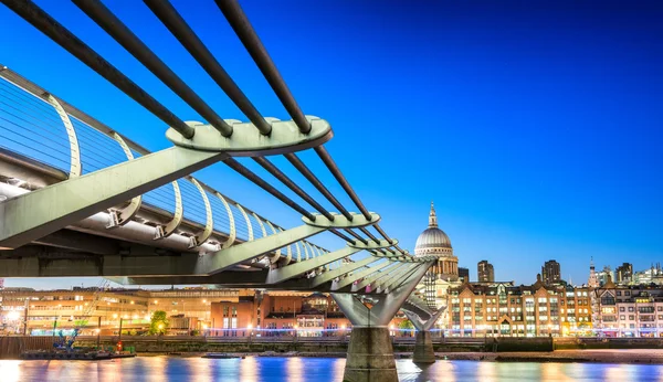 Millennium Bridge's nachts, Londen — Stockfoto