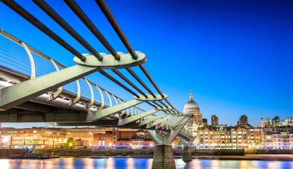 Millennium Bridge at night, London — Stock Photo, Image