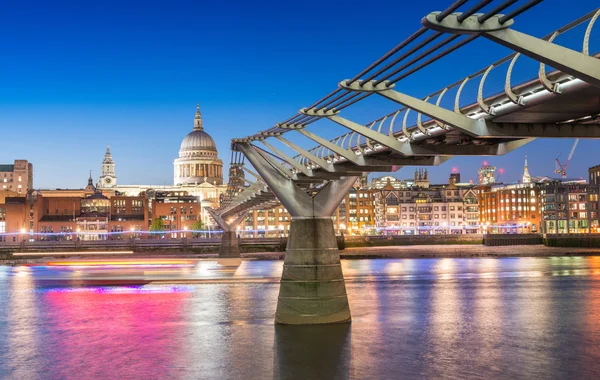 Millennium Bridge på natten, London — Stockfoto