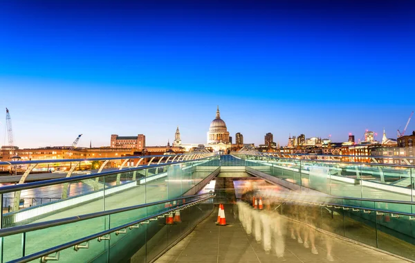 Millennium Bridge, Londres à noite — Fotografia de Stock