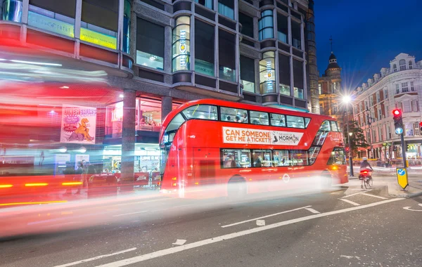 Roter Doppeldeckerbus in London — Stockfoto