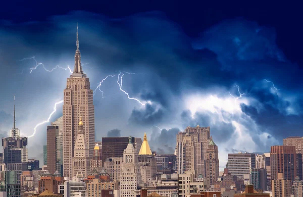 Шторм над небоскрёбами Нью-Йорка — стоковое фото
