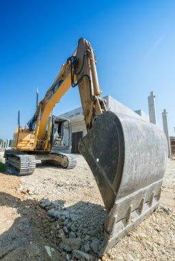 Mavi gökyüzü karşı binalar sitede inşaat makinaları