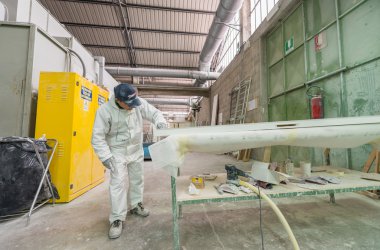 ahşap tahta bir fabrikada çalışan woodworker