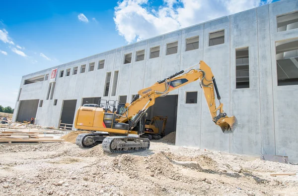 Maquinaria de construcción en la obra contra el cielo azul — Foto de Stock