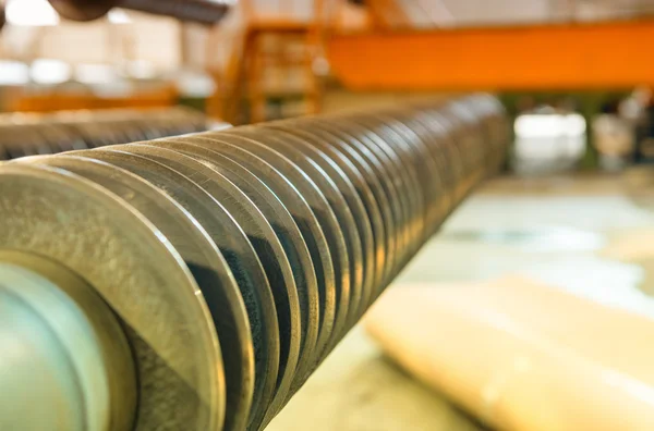 Průmyslové stroje pro ocelové svitky řez — Stock fotografie