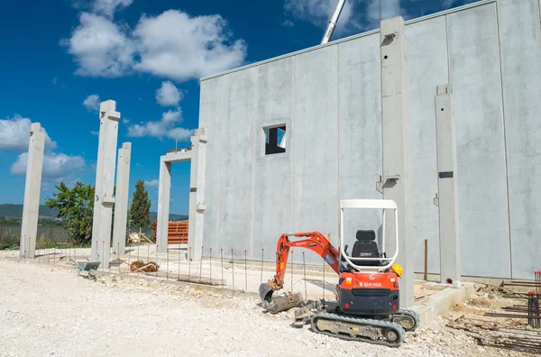 Máquina escavadora no local de construção — Fotografia de Stock