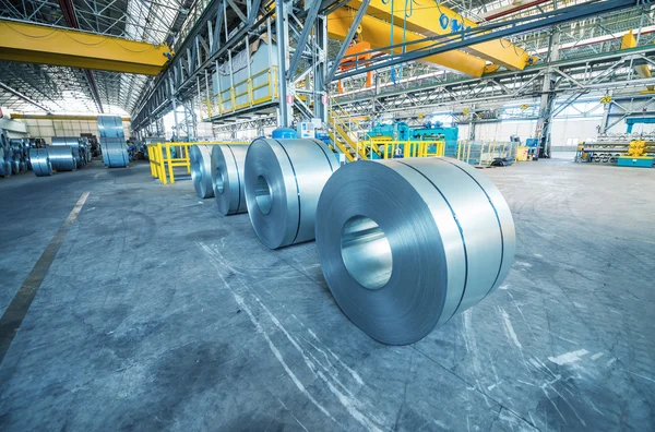 Bobinas de acero laminado en frío en el área de almacenamiento lista para alimentar a la máquina —  Fotos de Stock