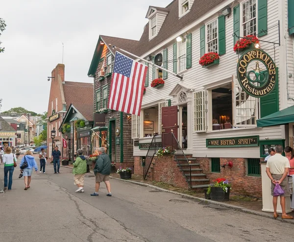 Turistas andando nas ruas de Newport — Fotografia de Stock
