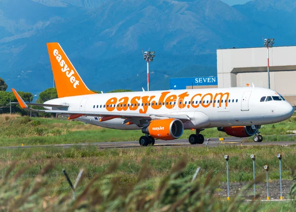 Easyjet en Pisa aeropuerto —  Fotos de Stock