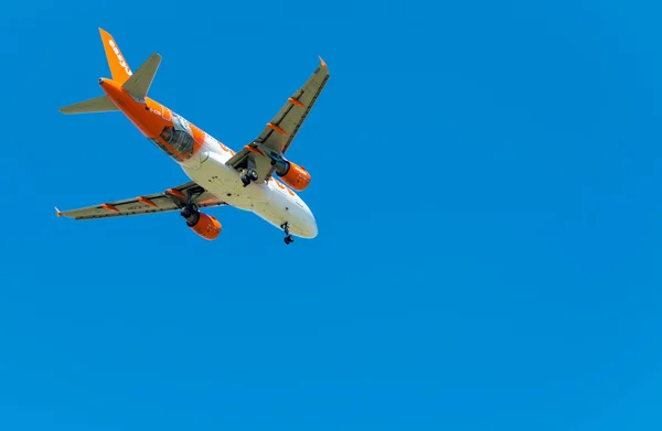 Easyjet airplane landing in Pisa — Stock Photo, Image