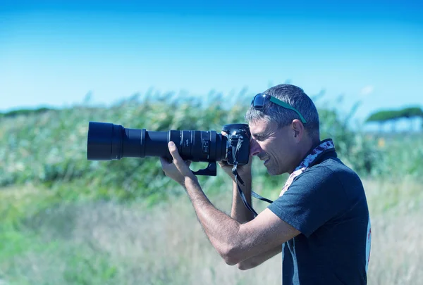 Photographer with long zoom camera — Stock Photo, Image