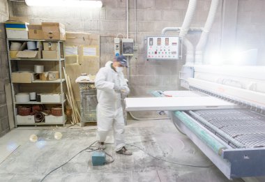 İnşaat fabrika üzerinde çalışan adam