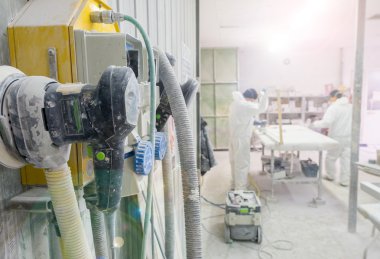 Arka plan üzerinde arkadaşlarınızla endüstriyel elektrik prizi