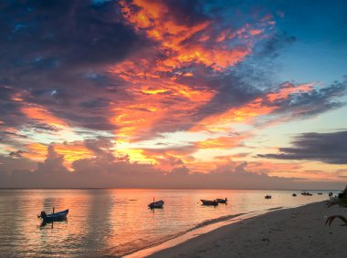 Maldivler Adaları'nda harika gün batımı