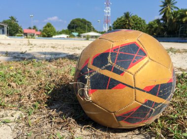 eski topun üzerinde futbol sahası