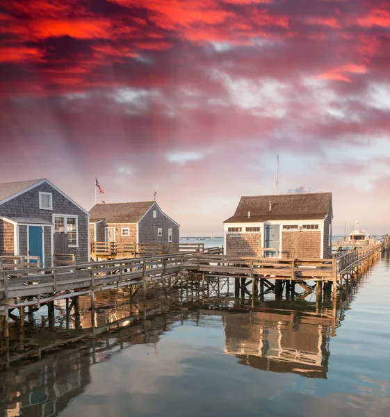 Houten huizen op Nantucket op water — Stockfoto