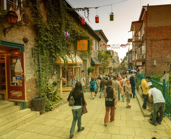 Turister njuta av stadens gator i Quebec — Stockfoto