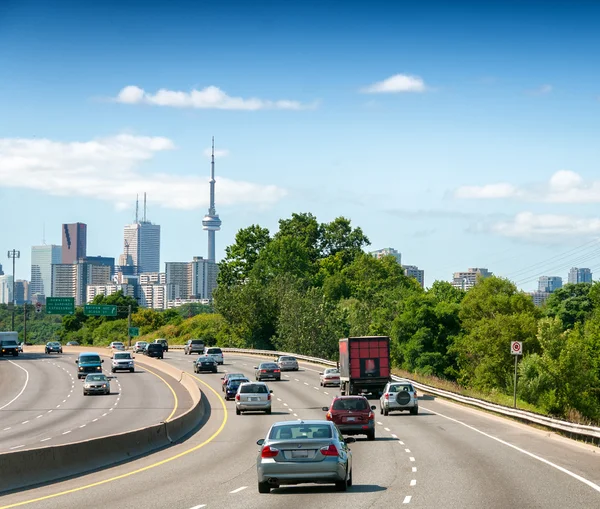 Toronto skyline  from highway — Stock Photo, Image