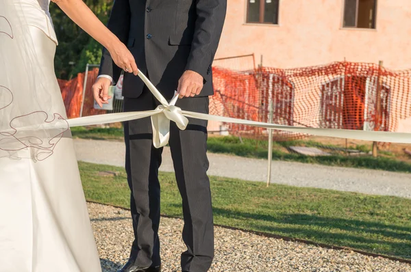 Düğün çift kesme şerit — Stok fotoğraf