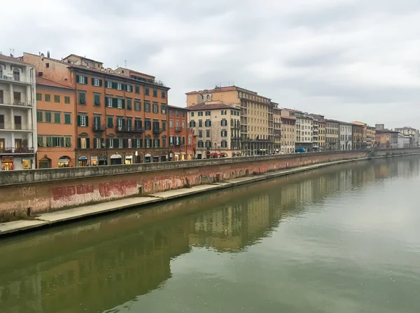 Lungarni embankment in Pisa — Stockfoto