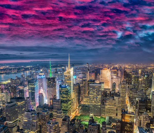 Cielo del atardecer sobre Manhattan — Foto de Stock