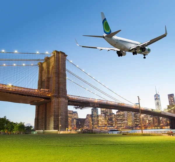 Avião sobre ponte de Brooklyn — Fotografia de Stock