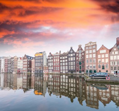 Amsterdam binalarda, kanal