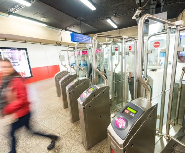 Amsterdam metro içinde insanlar