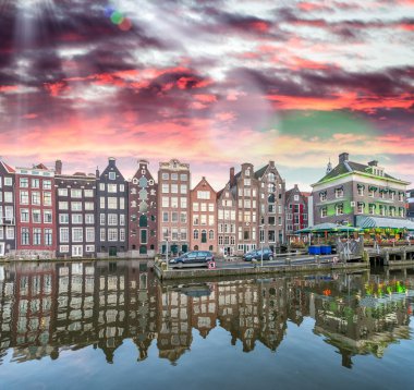 Amsterdam binalarda, kanal
