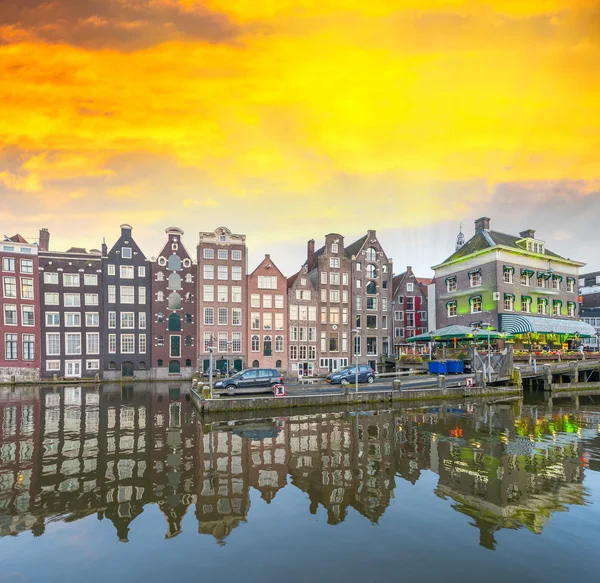 Amsterdam binalarda, kanal