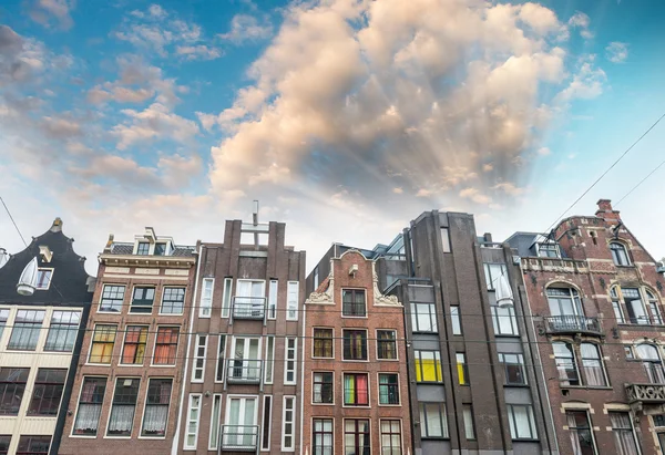 Oude gebouwen in Amsterdam, Nederland — Stockfoto