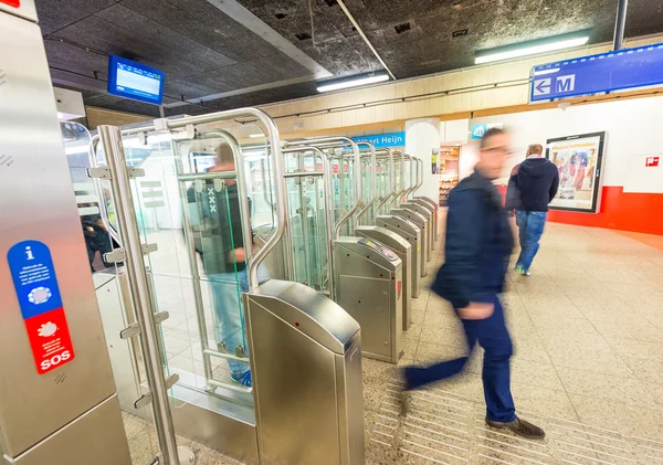 Menschen in der U-Bahn von Amsterdam — Stockfoto