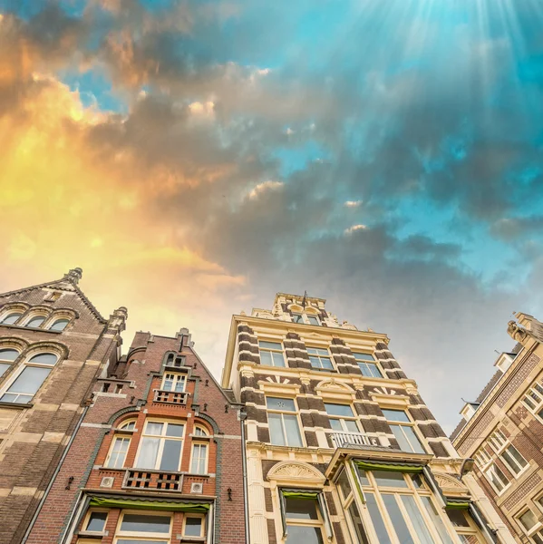 阿姆斯特丹大楼上方的天空很壮观 — 图库照片