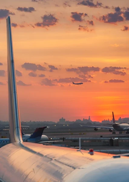 Αεροπλάνα στο αεροδρόμιο στο ηλιοβασίλεμα — Φωτογραφία Αρχείου