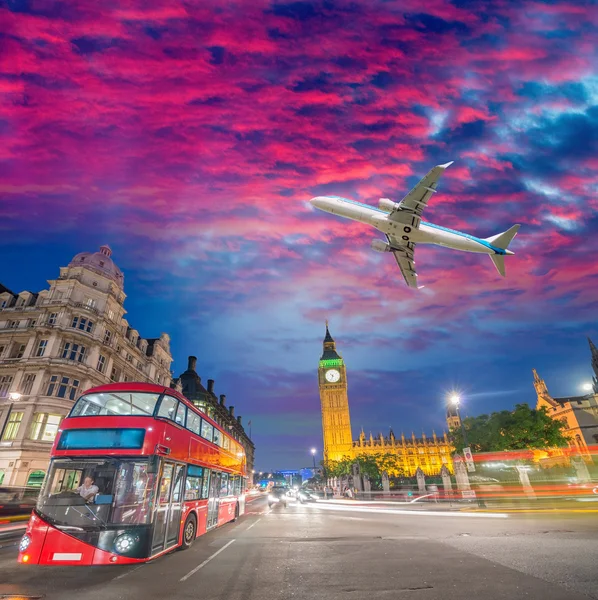 Letadlo nad Londýn city — Stock fotografie