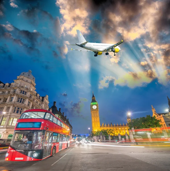 Avión sobre la ciudad de Londres —  Fotos de Stock