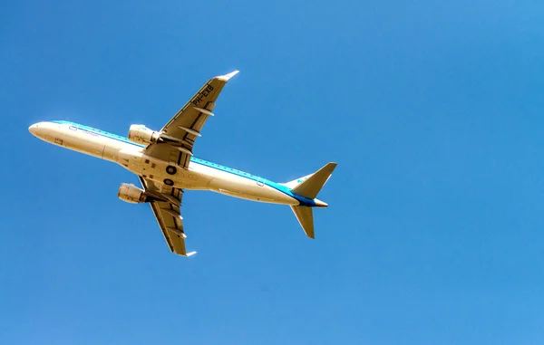 : KLM airplane taking off at Florence — Stock Photo, Image