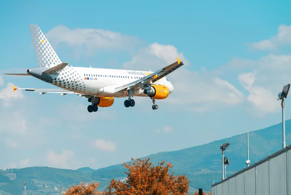 Vueling vliegtuig landing in Florence — Stockfoto