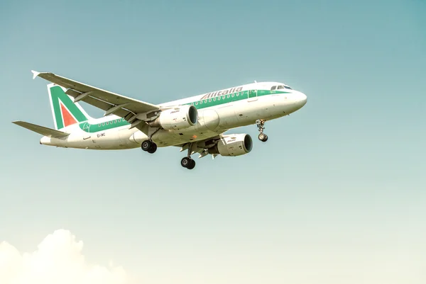 Airplane landing in Peretola airport — Stock Photo, Image