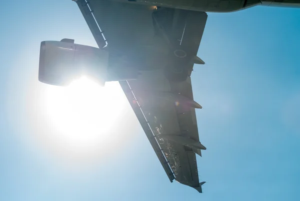 Flugzeug hebt am Himmel ab — Stockfoto