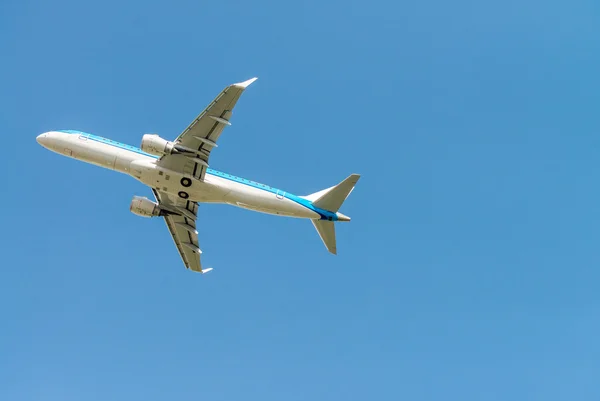 Flugzeug hebt am Himmel ab — Stockfoto