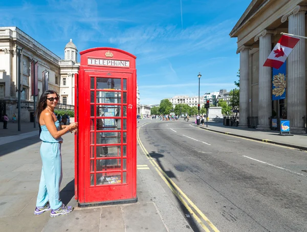 Woman at phone booth in London — Stock Photo, Image