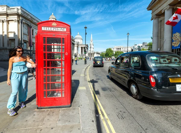 Mulher na cabine telefônica em Londres — Fotografia de Stock