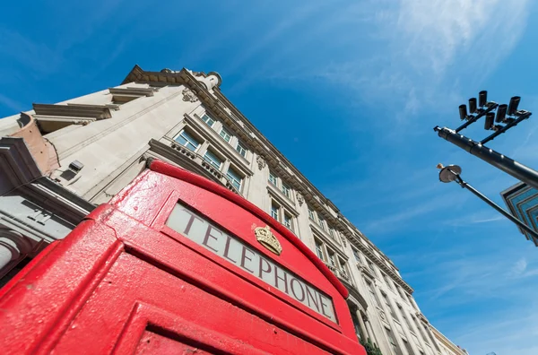 Παλαιό κόκκινο τηλεφωνικό θάλαμο στο Λονδίνο — Φωτογραφία Αρχείου